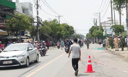 Người mẹ ôm con khóc ngất tại hiện trường sau vụ tai nạn