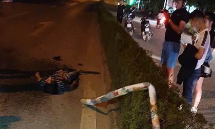 Phóng xe với tốc độ kinh hoàng, thanh niên đâm gãy biển báo, lộn nhiều vòng trên không