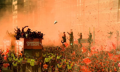 Biển người nhuộm đỏ Liverpool trong lễ rước cúp của thầy trò Klopp