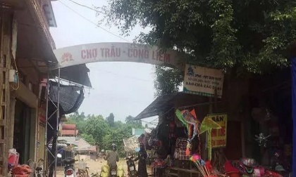 Cãi nhau vì dựng xe ở cổng chợ, dùng dao đâm chết bảo vệ
