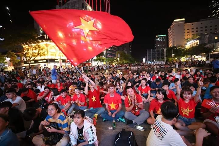 Việt Nam hạ Thái Lan vào phút bù giờ, triệu CĐV vỡ oà sung sướng - 1
