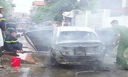 Hải Phòng: Bị rơm quấn vào gầm, ô tô bốc cháy dữ dội