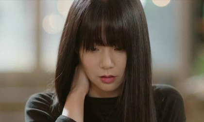 Món đồ rơi ra từ chiếc tủ cạnh giường khiến tôi sợ hãi gã chồng sắp cưới