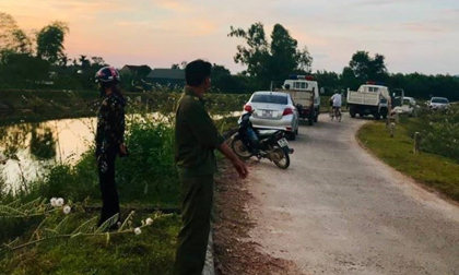 Từ xe máy vô chủ trên bờ, phát hiện người đàn ông tử vong dưới kênh