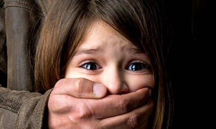 Đòi nợ không được, bắt con gái người vay tiền để 'dằn mặt'