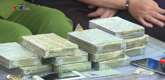 bat nu quai van chuyen 11 banh heroin
