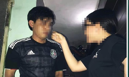 Bắt quả tang gã trai quay lén trong nhà vệ sinh nữ: Phát hiện thêm camera giấu kín ở đèn
