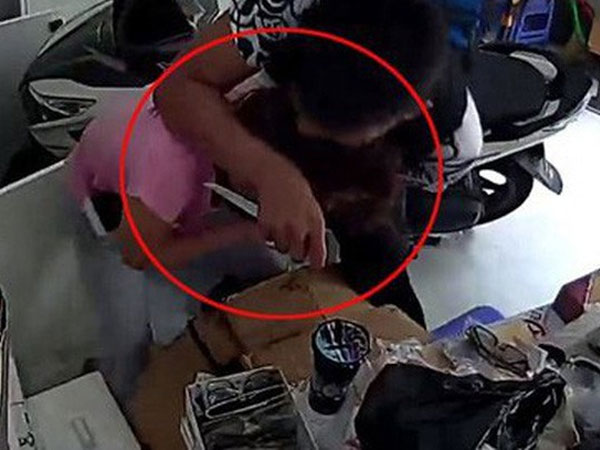 Cô gái bất ngờ bị 2 tên cướp đeo khẩu trang chặn xe, bóp cổ cướp xe máy giữa đường