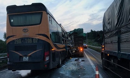 Xe giường nằm va chạm kinh hoàng với xe tải, nhiều người nhập viện cấp cứu