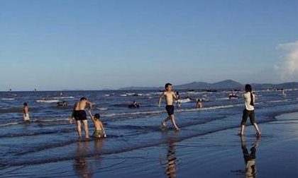 Tắm cùng mẹ, bé trai bị sóng biển cuốn trôi hơn 1km tử vong