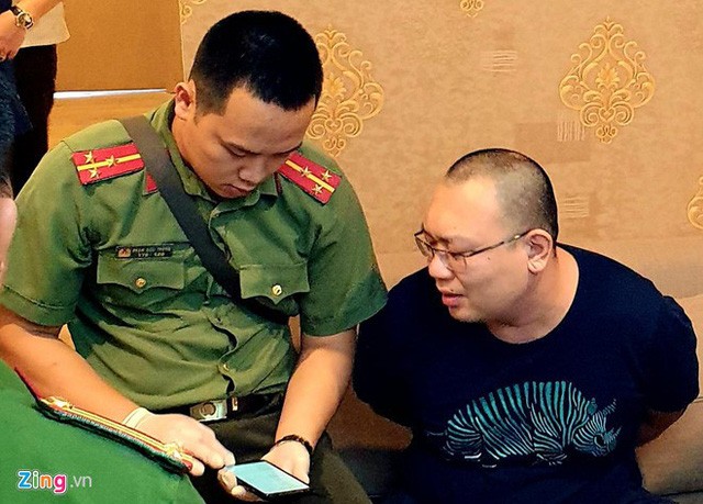 Ban chuyên án làm việc với một người liên quan đường dây đánh bạc xuyên quốc gia. Ảnh: Trọng Nguyễn.