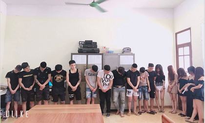 Tóm gần 20 nam nữ đang phê ma túy trong quán karaoke lúc sáng sớm