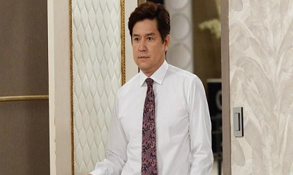 Bức tranh treo tường bất ngờ rơi lộ bí mật của bố chồng giàu có và chị dâu bán xôi 