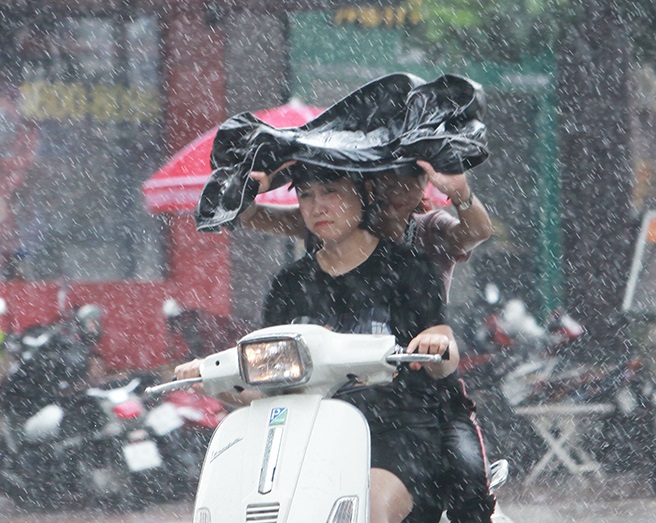 “Mưa vàng” sắp trút xuống miền Bắc, xua tan nắng nóng kinh hoàng hơn 40 độ C - 1