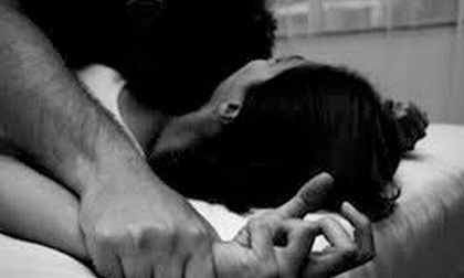 Cô gái đang nằm ngủ bị thanh niên cùng xóm trọ sang khống chế hiếp dâm