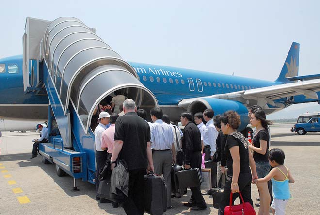 Khách ngáo đá “lao như thiêu thân” vào khu bay Tân Sơn Nhất - 1