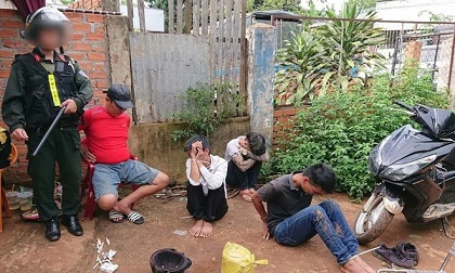Công an vây ráp, bắt giữ hàng chục đối tượng mua bán ma túy