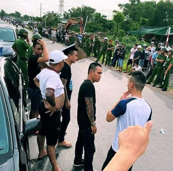 Hàng chục giang hồ vây xe cán bộ công an trước quán nhậu ở Đồng Nai