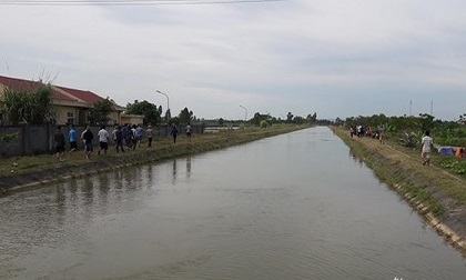 Bất cẩn rơi xuống kênh khi rửa chân, người phụ nữ mất tích