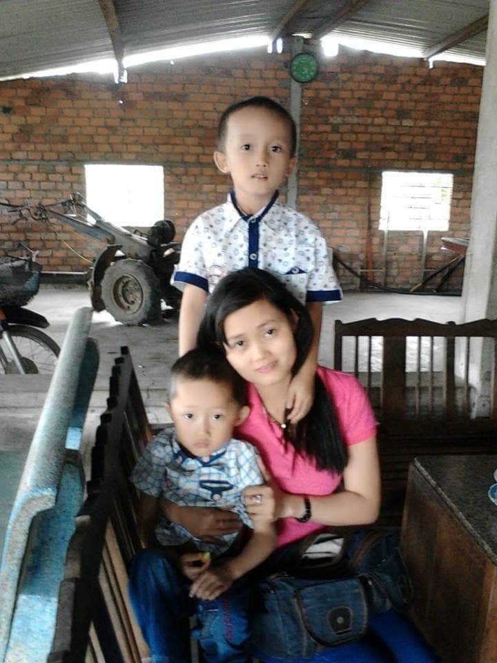 chong tam xang thieu song, me xinh dep bi bien dang mat, con gap lan dau ngat lim - 1