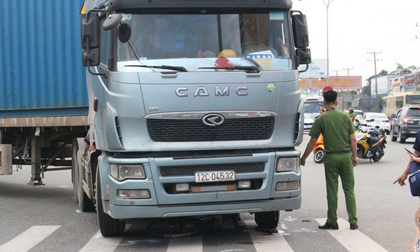 Nữ công nhân đi xe đạp bị xe container cán chết thương tâm giữa ngã tư