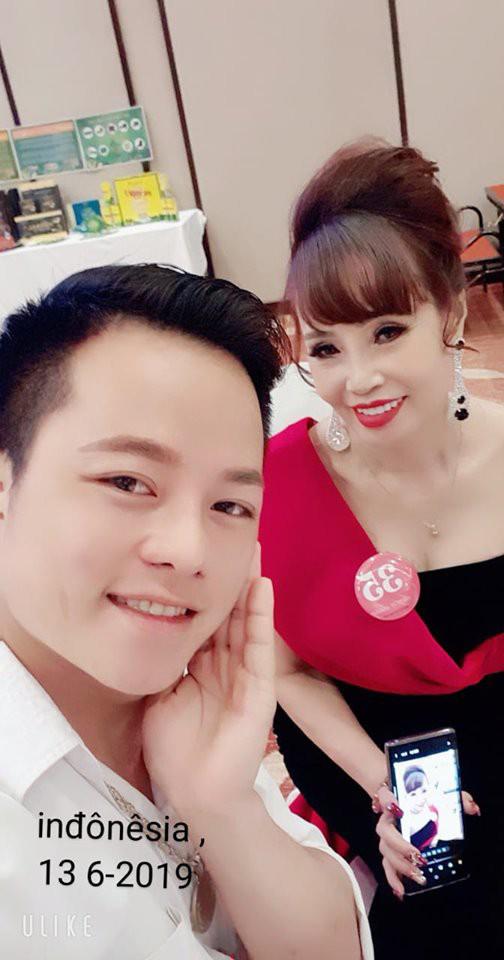 co dau 62 tuoi bat ngo thi hoa hau, con duoc chong tre ho tong den tan noi - 1