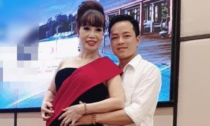 Cô dâu 62 tuổi bất ngờ thi Hoa hậu, còn được chồng trẻ hộ tống đến tận nơi