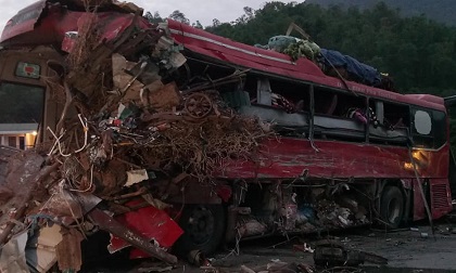 Tai nạn kinh hoàng: Xe chở sắt lao vào xe giường nằm, 41 người thương vong
