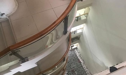 Bệnh nhân 67 tuổi nhảy lầu, được cứu nhờ vướng giàn lưới sắt