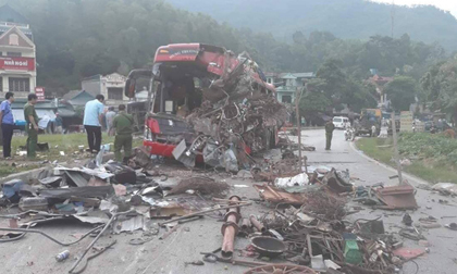 Hiện trường vụ tai nạn kinh hoàng khiến 3 người tử vong, 38 người bị thương ở Hòa Bình
