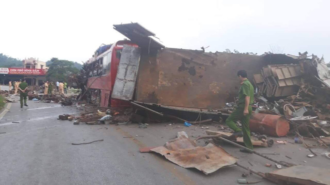 Hiện trường vụ tai nạn kinh hoàng khiến 3 người tử vong, 38 người bị thương ở Hòa Bình - Ảnh 14.