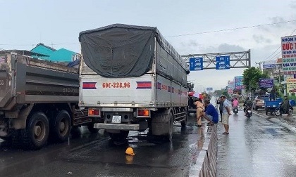 Xe máy chạy vào làn ô tô 2 thanh niên tử vong trên QL51