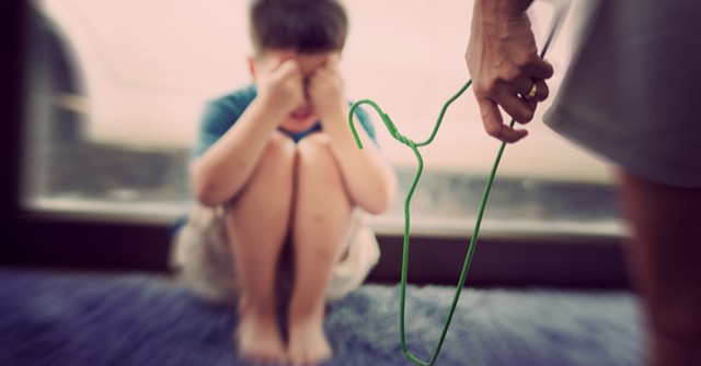 Chuyên gia tâm lý cho biết: Có 4 cách dạy dỗ trẻ bố mẹ cần nhớ thay vì đánh mắng khiến con kém cỏi