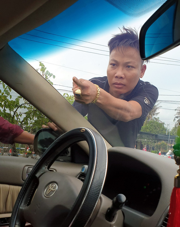 giang ho vay xe cho cong an: giam doc vua bi bat la nguoi the nao? hinh anh 1