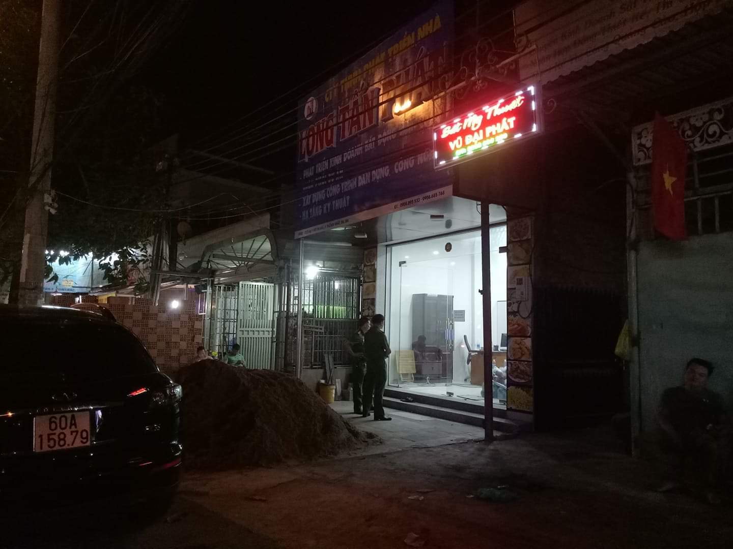 Khám xét trụ sở công ty của giám đốc gọi giang hồ vây xe công an