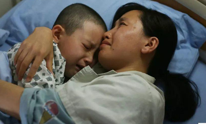 'Mẹ ơi, con không muốn chết. Nếu con ngủ, mẹ nhớ đánh thức con dậy nhé!'