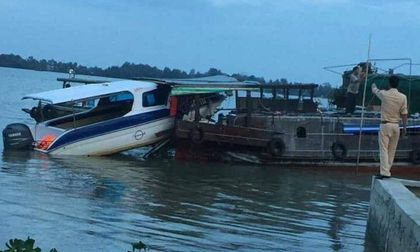 Kinh hoàng ca nô du lịch lao thẳng vào ghe tam bản, 3 người thương vong