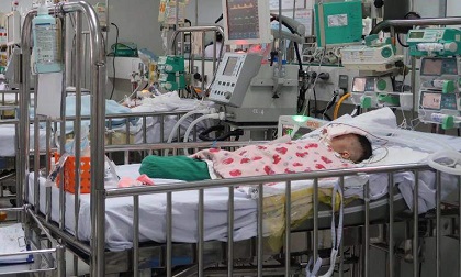 Trẻ bị điếc, thiểu năng vì mắc bệnh dễ lầm với ho sốt, lưu ý biểu hiện này ở trẻ