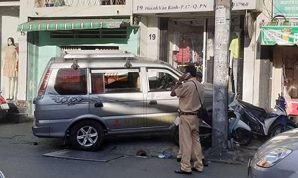 Ô tô 'đại náo' phố Sài Gòn, nhiều người gào thét tháo chạy