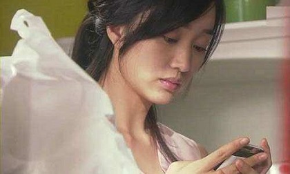 Đi nhà nghỉ 'hâm nóng' tình cảm, bàng hoàng phát hiện cột sóng wifi lạ trong điện thoại chồng 