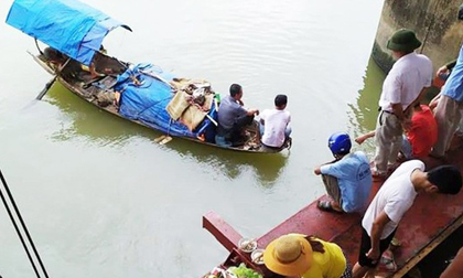 Lật thuyền cá trên sông, 2 bà cháu mất tích