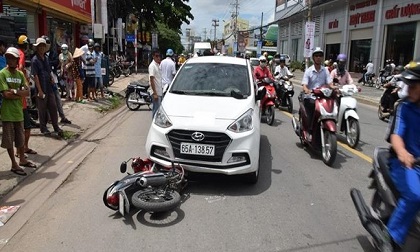 Nghi can bán ma túy tông và kéo lê xe công an 1 km