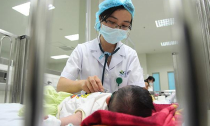 Bé 7 tháng tuổi bị loét miệng, bà dùng “thần dược vạn người mê” điều trị khiến cháu nguy kịch