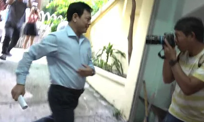 Ông Nguyễn Hữu Linh chạy thật nhanh vào phiên tòa xử dâm ô
