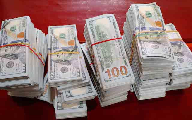 Nhóm người vứt lại gần nửa triệu USD để bỏ chạy