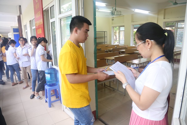 phu tho: lam lo de thi thpt quoc gia, 1 ts va 2 can bo bi dinh chi hinh anh 1