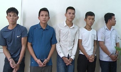 Nhóm thanh niên mang hung khí đến nhà hàng gây rối, chém người