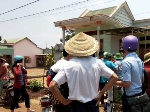 Cầm dao mổ gà đâm chết vợ khi đang làm đám giỗ