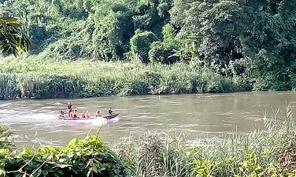 Người đàn ông mất tích khi cứu sống vợ con bị lật xuồng