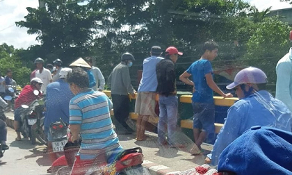 Đi bắt cá, hoảng hốt phát hiện thi thể trôi sông